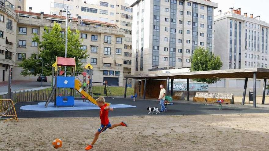 La plaza y parque de A Tellada, ayer. // Alba Villar