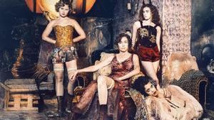 Eliza Scanlen (Violet), Julianne Nicholson (Kate), Eilidh Fisher (Evie) i Umi Myers (Billie) en una imatge promocional de ‘Reinas del Soho’.  | MOVISTAR +