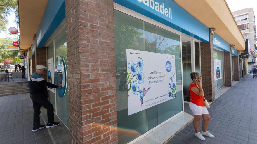 Preocupación entre los clientes de Sabadell y BBVA: &quot;Si cierran más oficinas, ¿dónde sacaremos dinero?&quot;