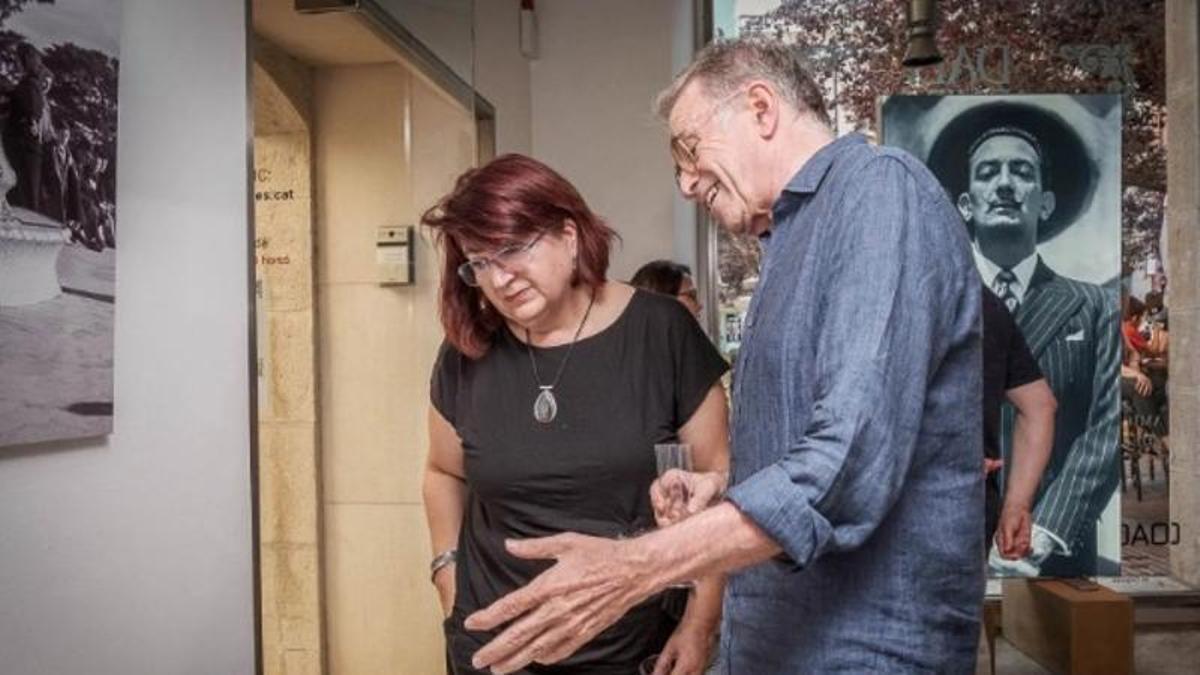 El comissari de la mostra, Josep Playà, amb la regidora de Cultura de Figueres, Mariona Seguranyes.