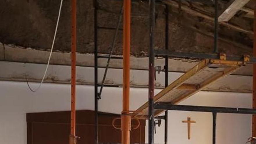 El techo de la sala de catequesis de la iglesia está apuntalado.