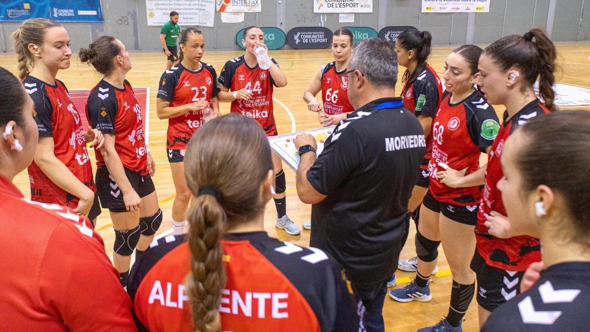 Etayo da instrucciones a sus jugadoras durante el último partido.