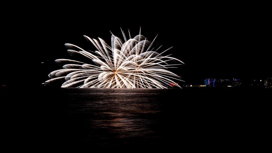 Caen restos incandescentes en el paseo de ses Figueretes durante los fuegos artificiales: &quot;A la chica de al lado le saltó una chispa a la cara&quot;