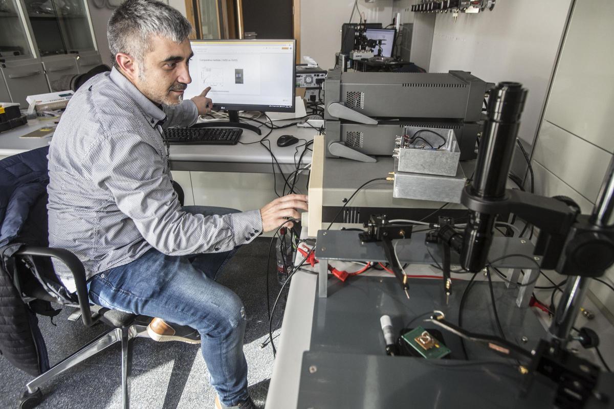 El físico Carlos Sabater investiga el control de átomos base de la tecnologia del futuro, en la Universidad Alicante UA
