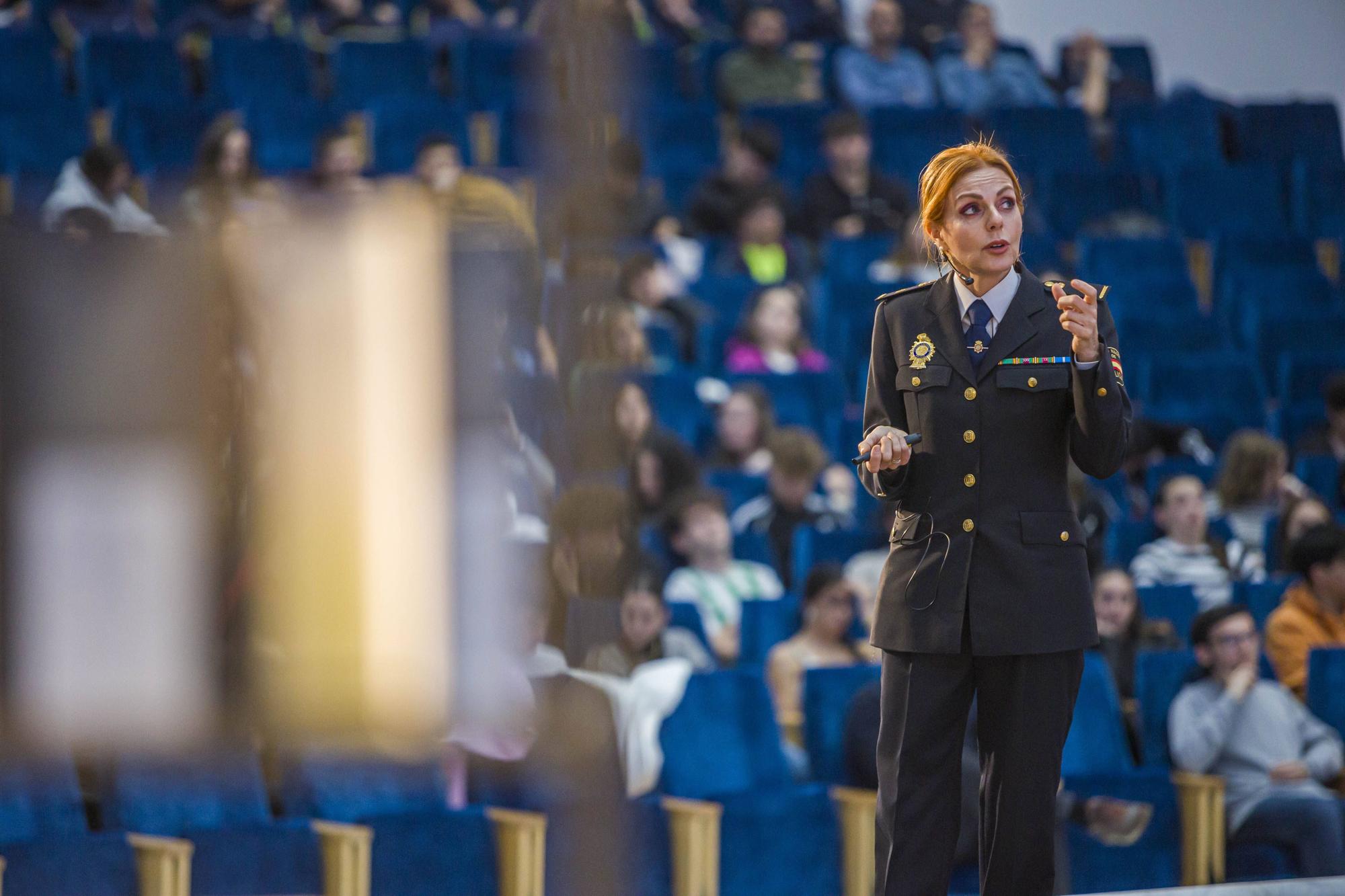 EN IMÁGENES: Así fue la conferencia de la jefa de la Policía Científica de Asturias ante centenares de escolares 

