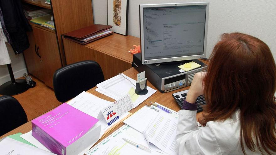 Una doctora en su consulta con el ordenador. |  // JOEL MARTÍNEZ
