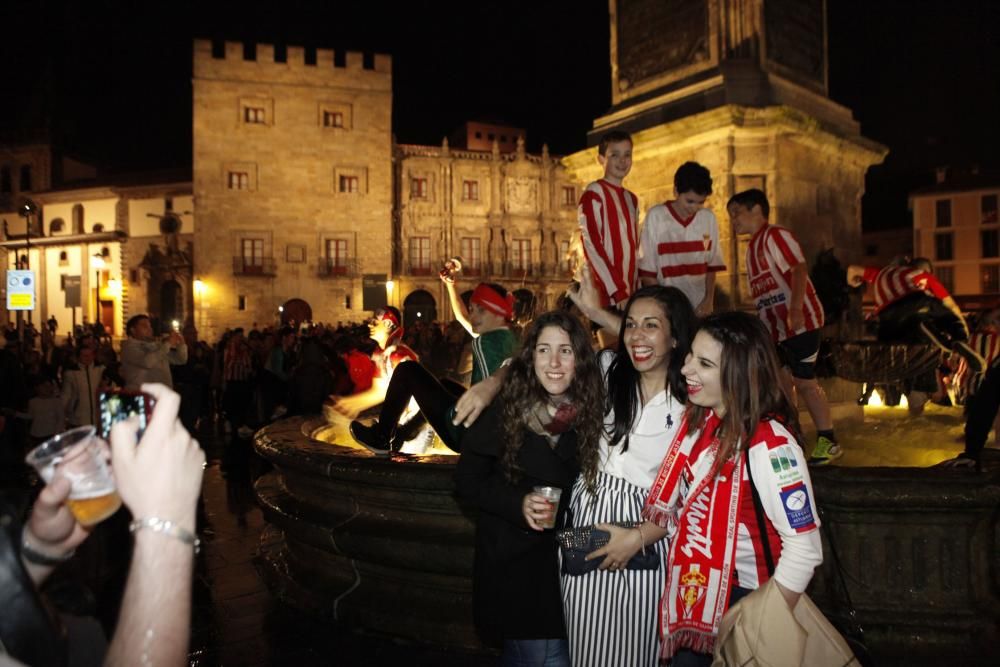 Celebración rojiblanca en la plaza del Marqués