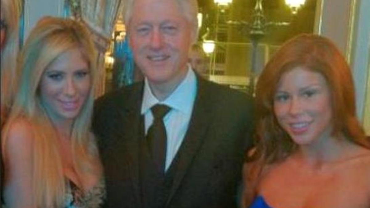 Una de las polémicas imágenes del expresidente de Estados Unidos, Bill Clinton, junto a las estrellas del porno