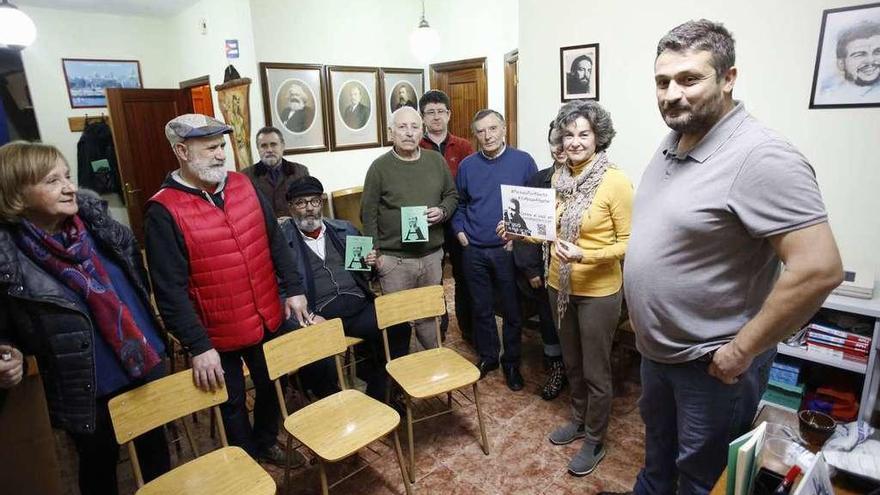 Alberto Cañedo Carpintero, a la derecha, poco antes de la presentación de su libro, ayer, en Avilés.