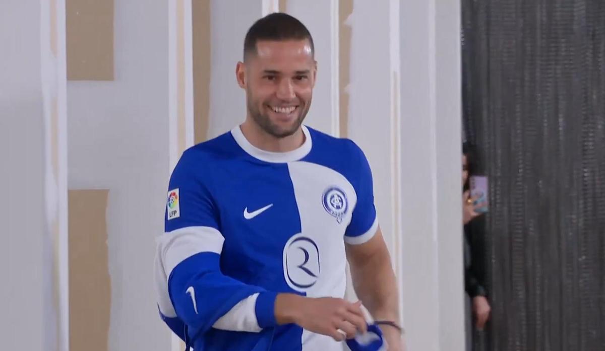 El exfutbolista Mario Suárez desfila con la camiseta 'retro' del Atlético de Madrid.