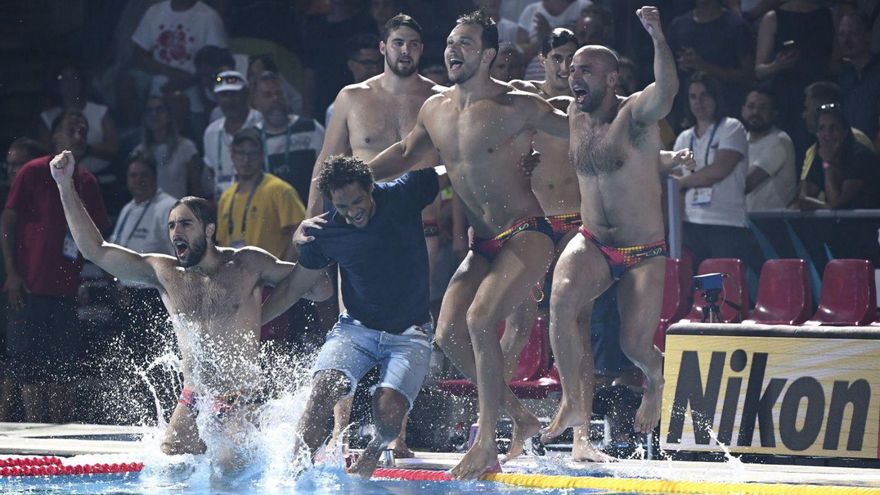 Los jugadores de la selección española se lanzan a la piscina para celebrar el título. | // TIBOR ILLYES