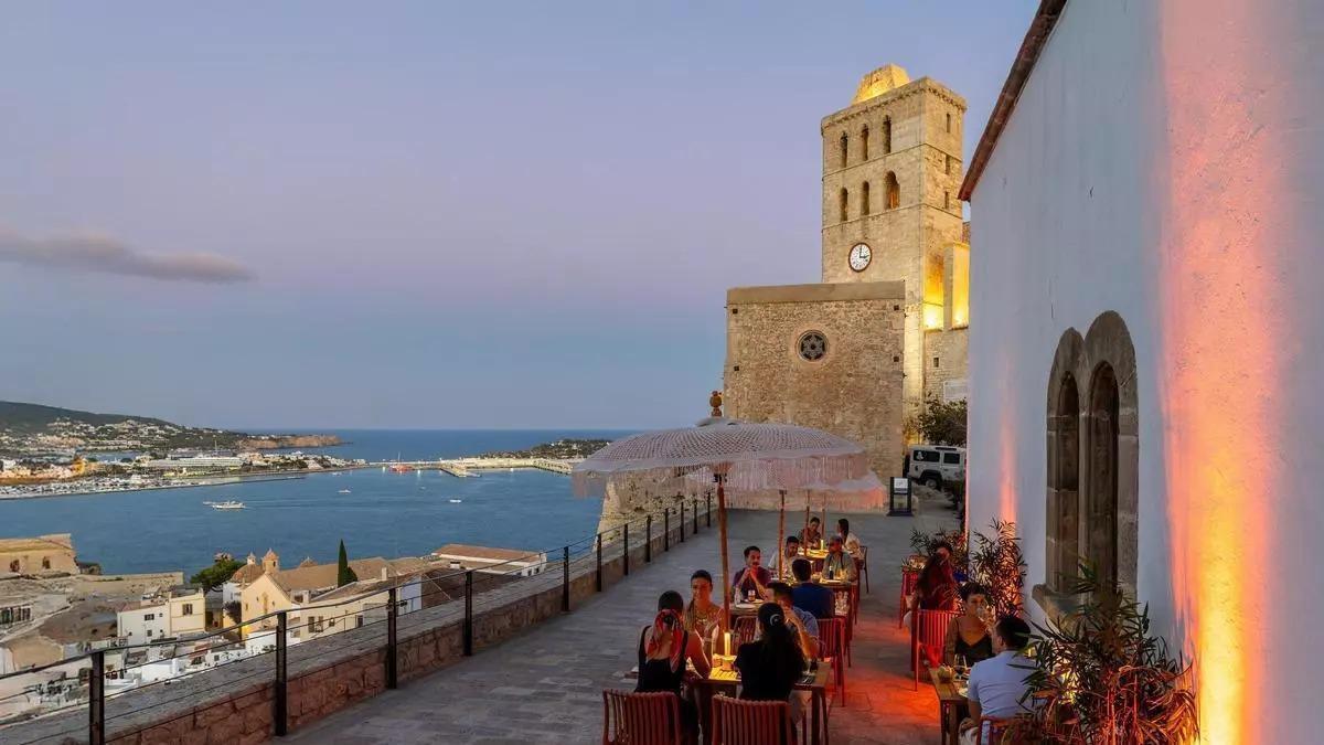 Vista de la Catedral de Ibiza y el puerto desde Dalt Vila
