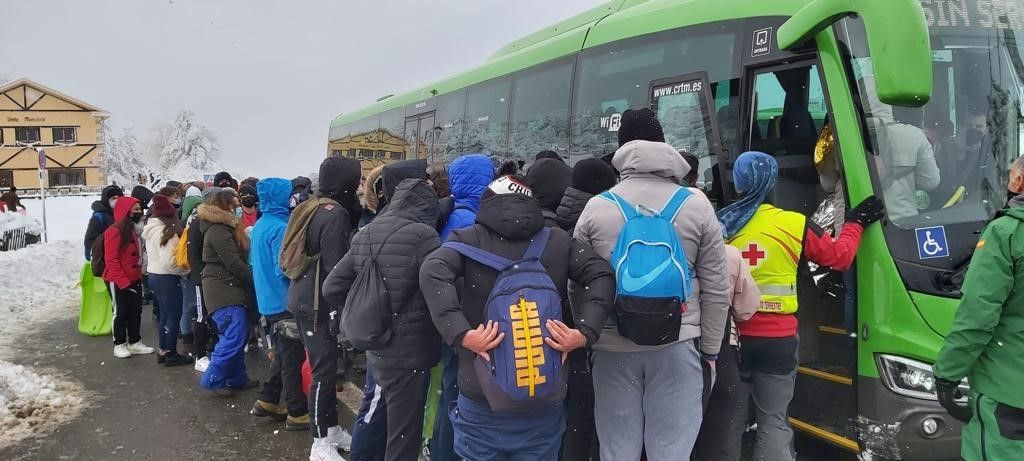Aglomeraciones para coger el autobús que los evacuara de Navacerrada, en la sierra madrileña.