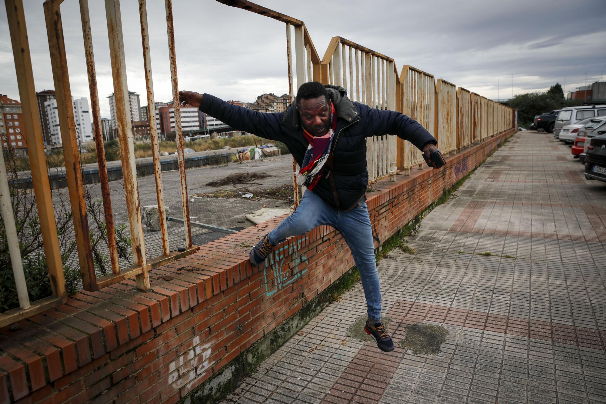 En imágenes: los terrenos del plan de vías de Gijón se llenan de chabolas