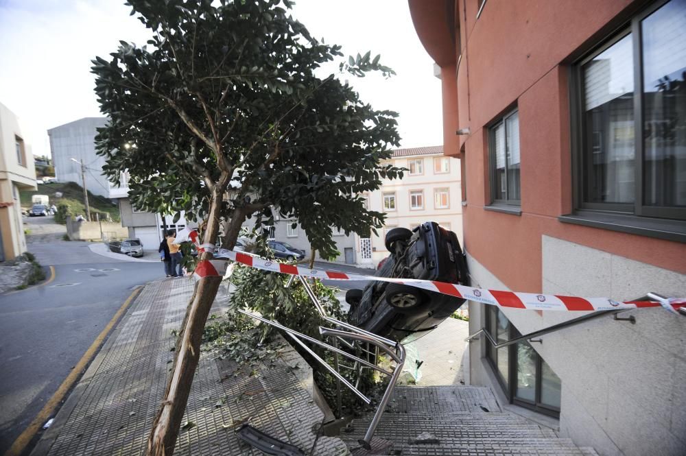 Rescatados de un coche ''colgando'' en Pastoriza