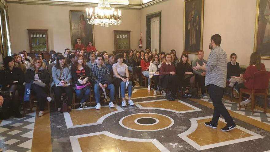 Un instante de la presentación de los nuevos contratados en prácticas por el Ayuntamiento.