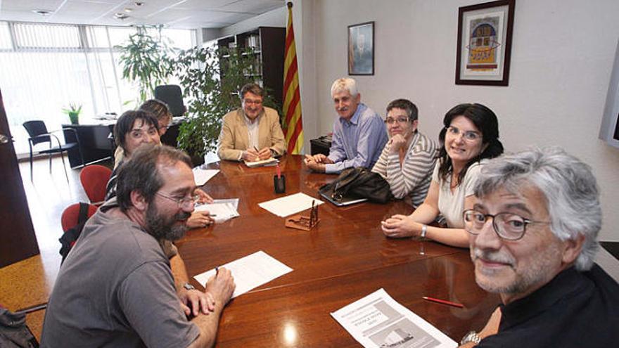 Membres del Consell escolar municipal, ahir, a la seu d&#039;Educació a Girona.