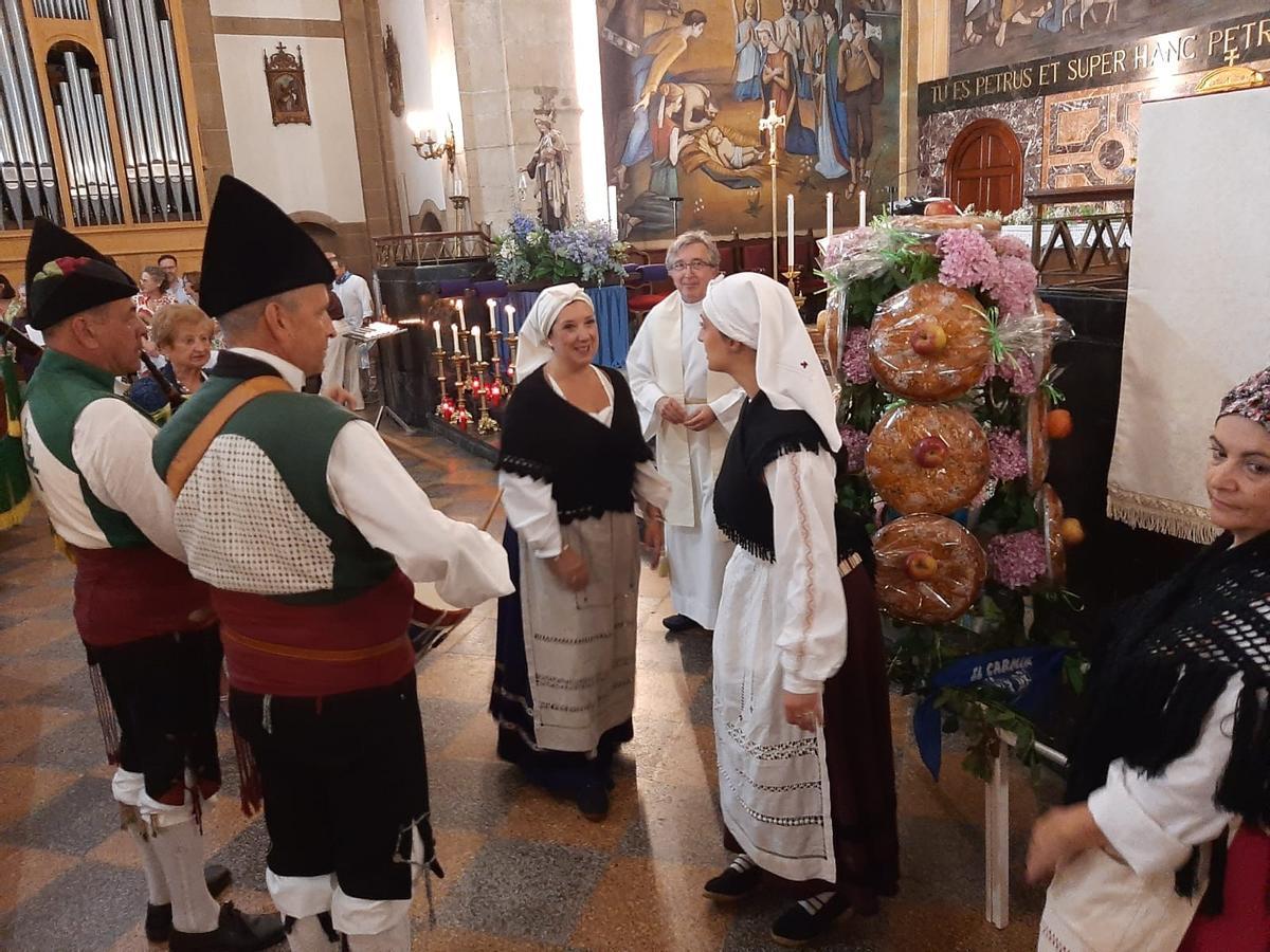 La misa y procesión del Carmín de la Pola, en imágenes