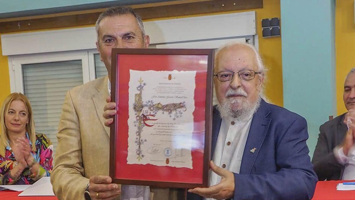 Santaclara, tras ser nombrado hijo predilecto de Morcín en 2022.
