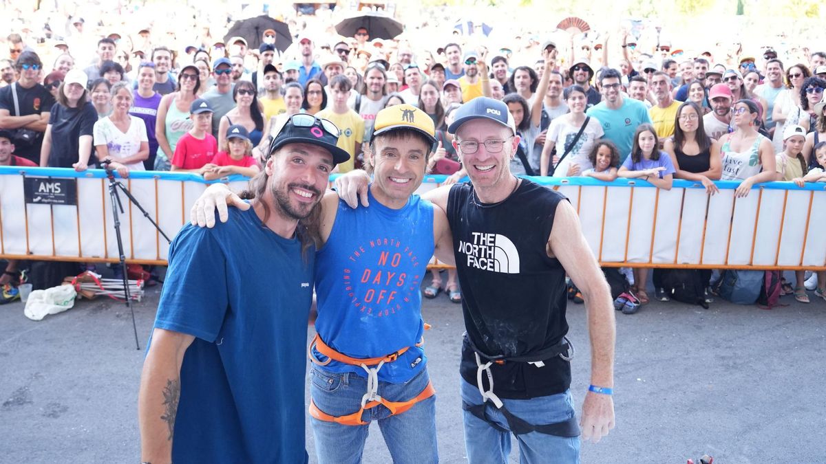 Mono Joan invita a los hermanos Pou a hacerse una fotografía con el público.