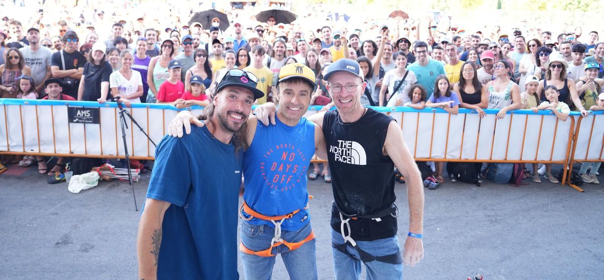 Mono Joan invita a los hermanos Pou a hacerse una fotografía con el público.