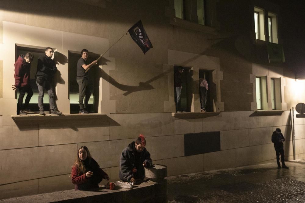 Concentració contra les detencions d'activistes pels talls de les vies de l'AVE en l'anviersari de l'1-O