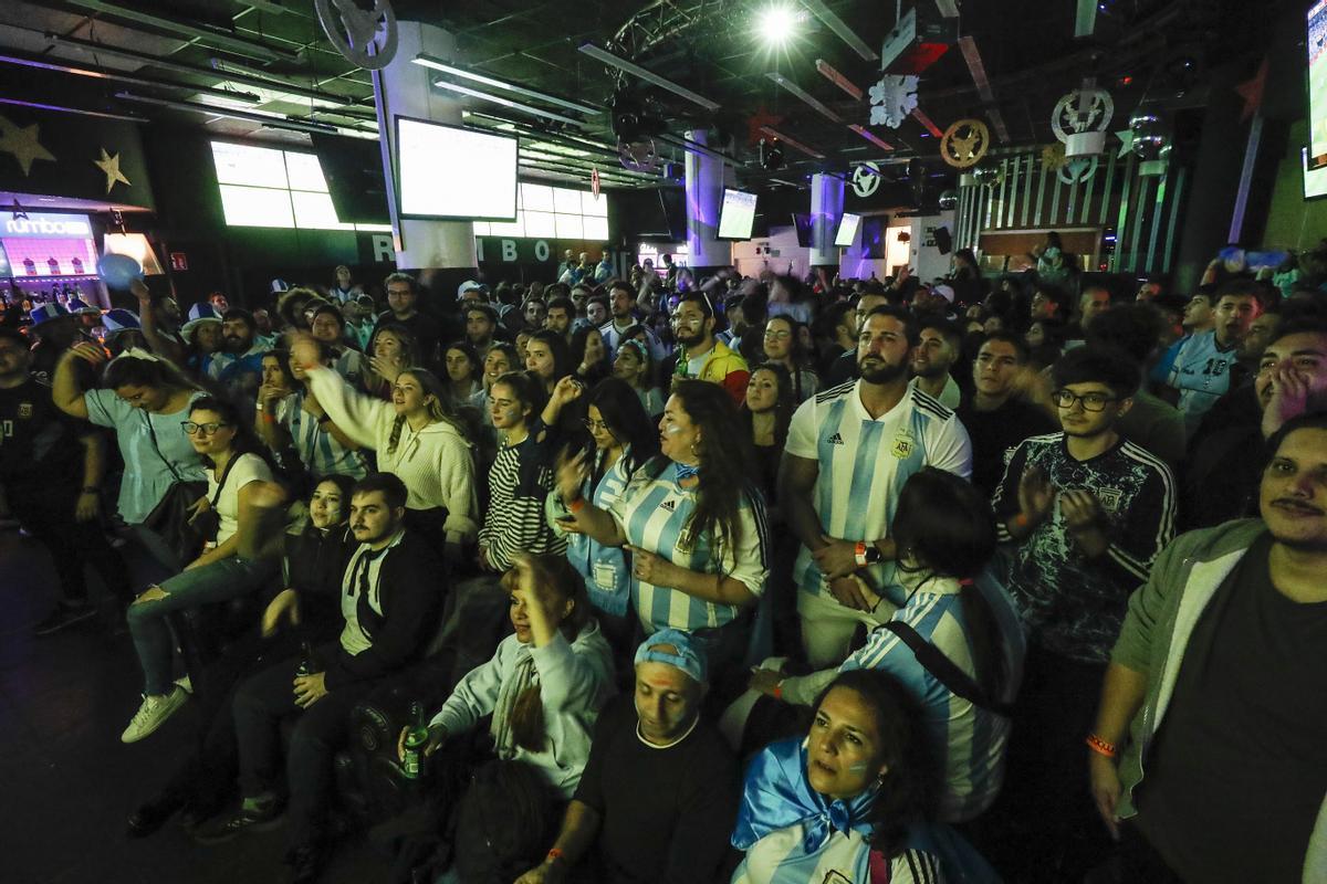 La afición argentina sigue en València el partido de la final del Mundial de Catar contra Francia