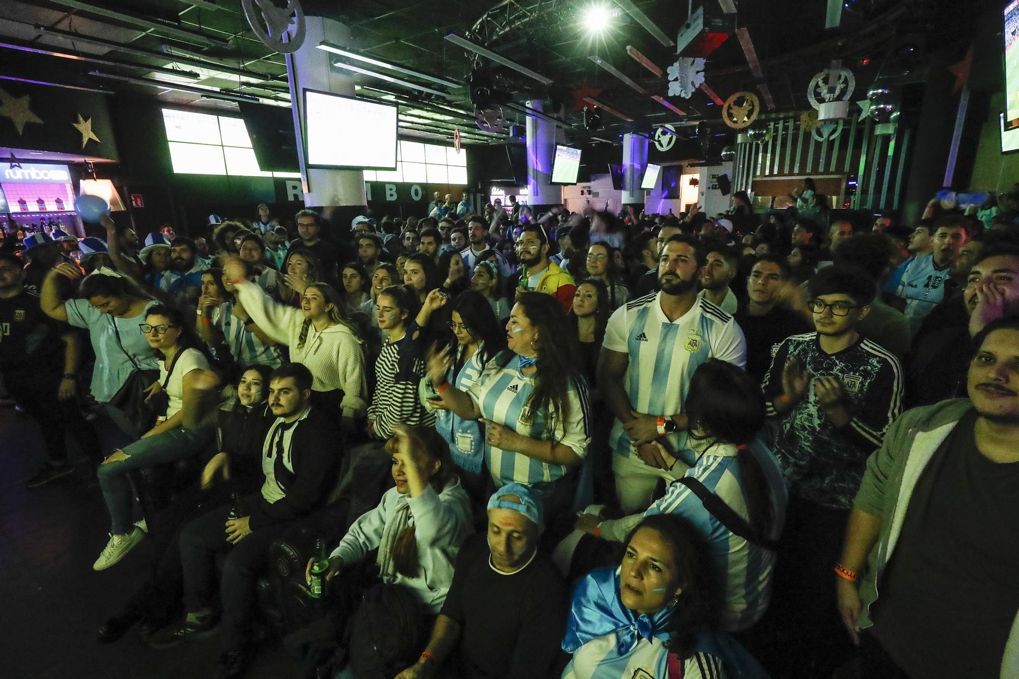 La afición argentina sigue en València el partido de la final del Mundial de Catar contra Francia