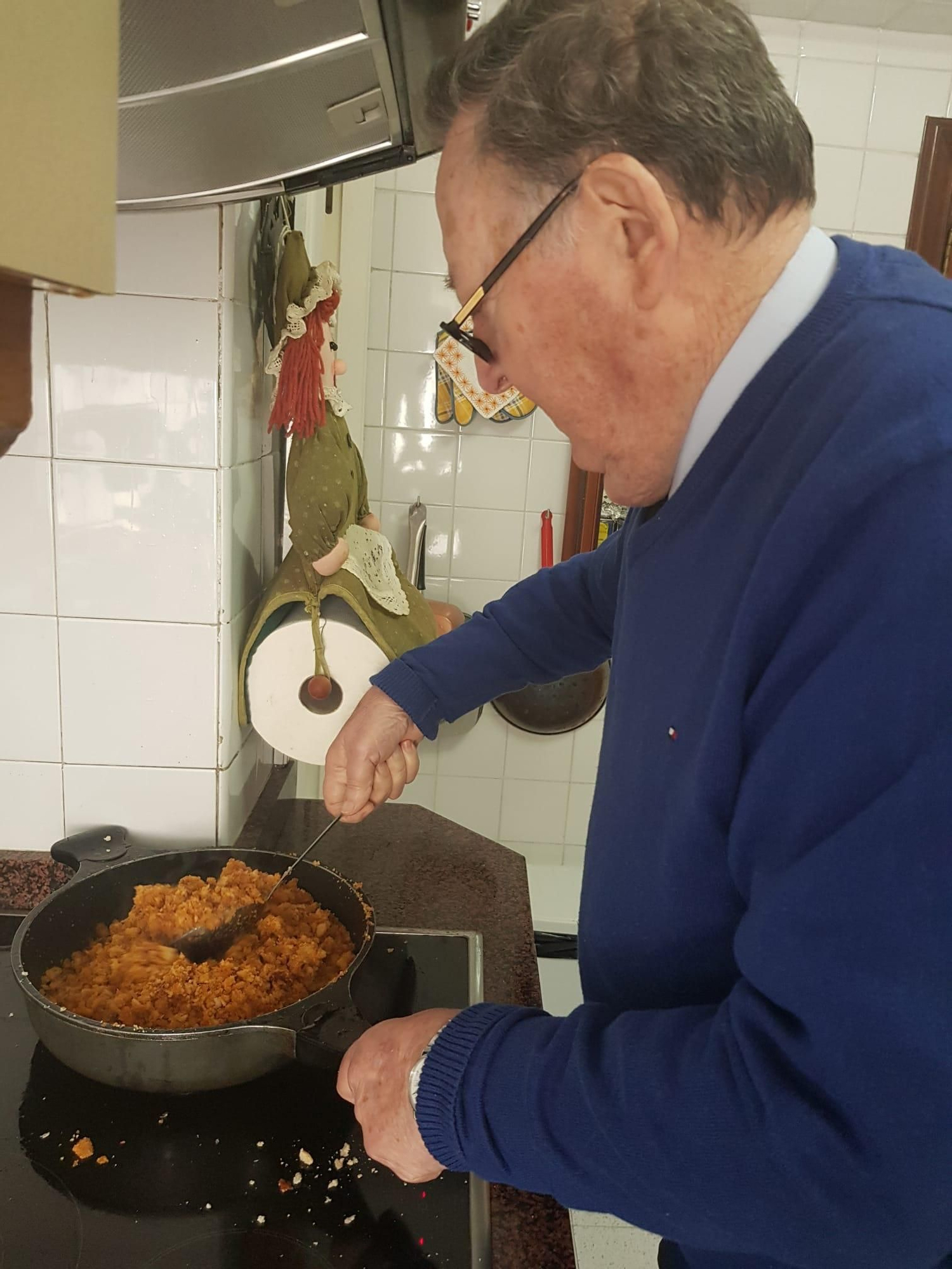 Octavio haciendo unas migas en su casa de Oviedo.jpeg