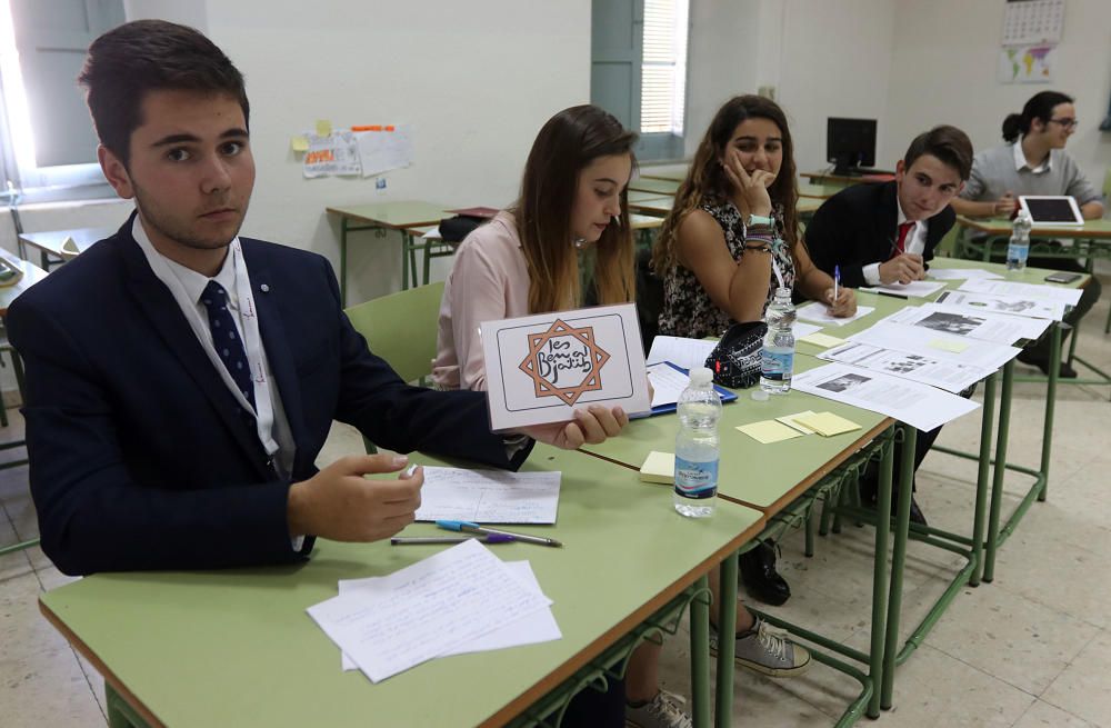 Las imágenes de la primera ronda del Torneo de Debate Escolar de Málaga, que cuenta con el respaldo de La Opinión de Málaga y la colaboración de la Obra Social de La Caixa