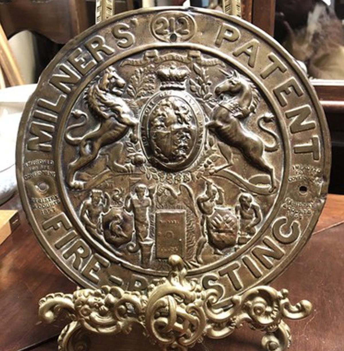 El logo del Fénix en la placa central. | FIRMA