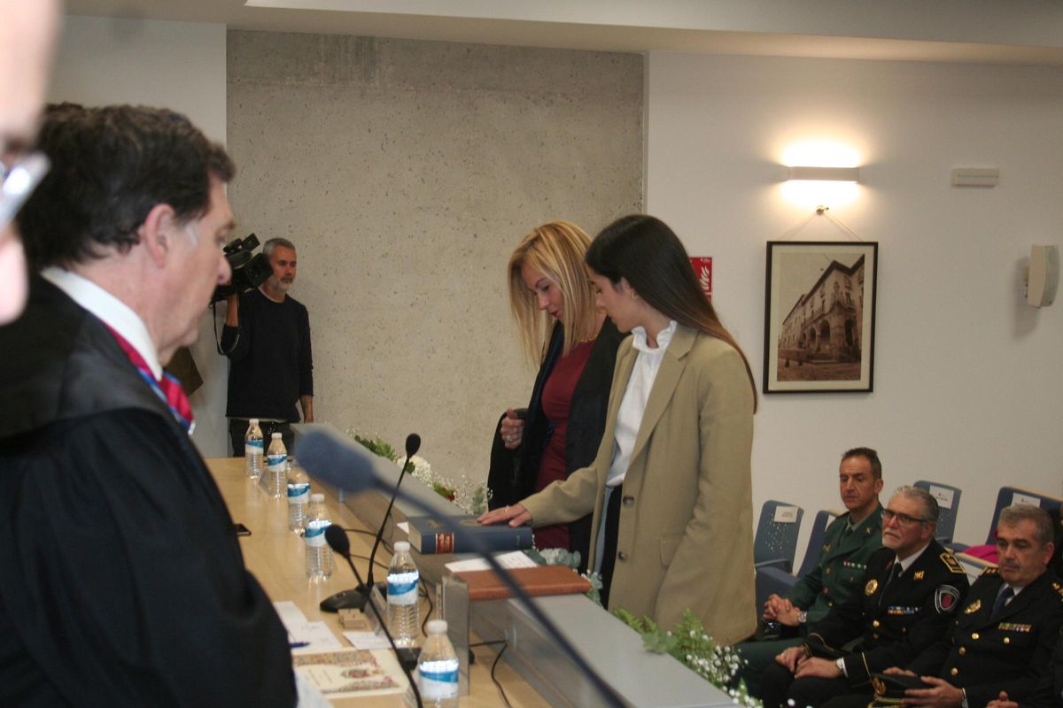 Isabel Hernández Ruiz, mientras realizaba su jura junto a su madrina.