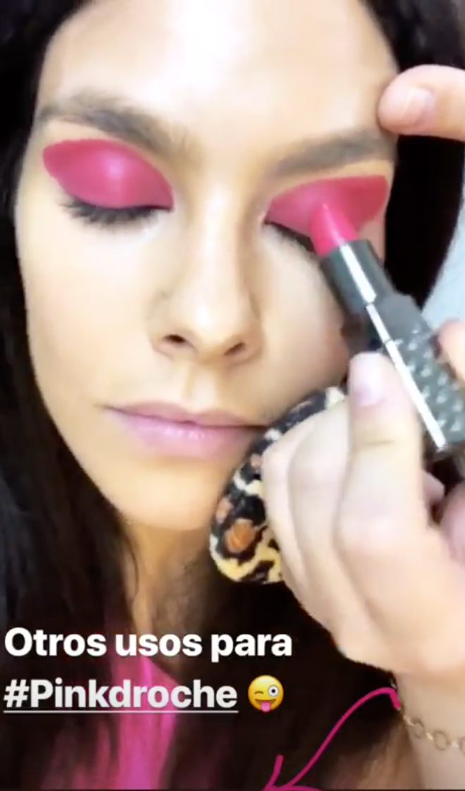 Cristina Pedroche se maquilla los ojos con un pintalabios