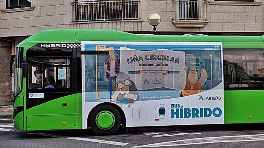 Un autobús de la línea entre Meicende y Arteixo circula por Pastoriza.