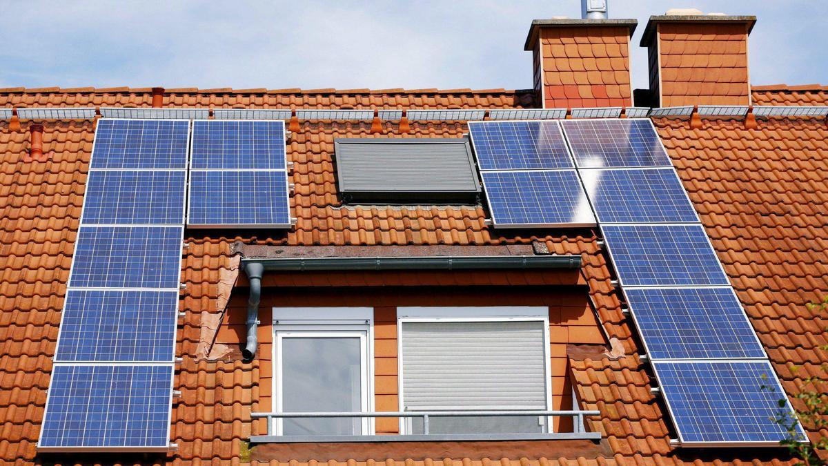 Paneles solares fotovoltaicos en el tejado de una vivienda.