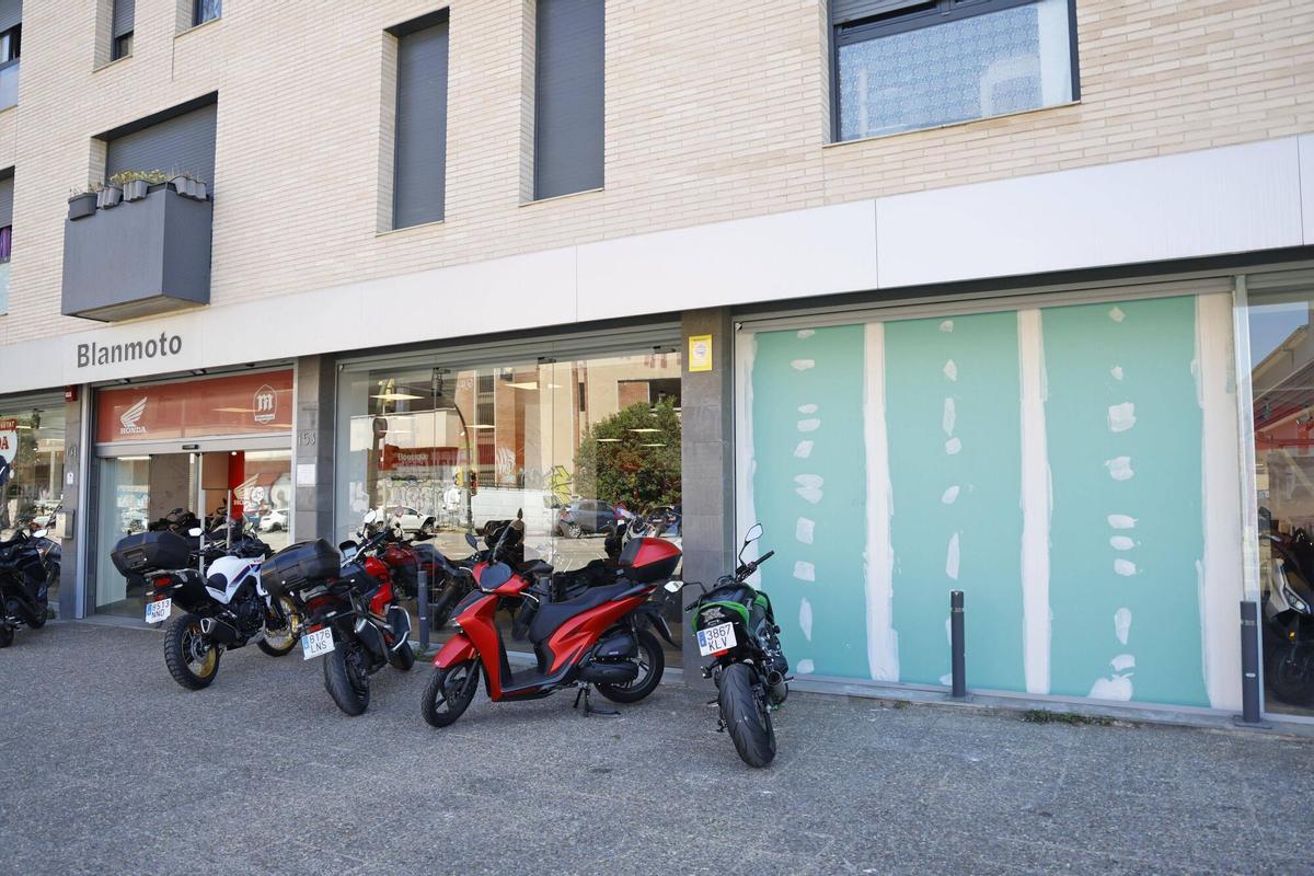 Les imatges de la vidriera després  de l'accident d'una motorista