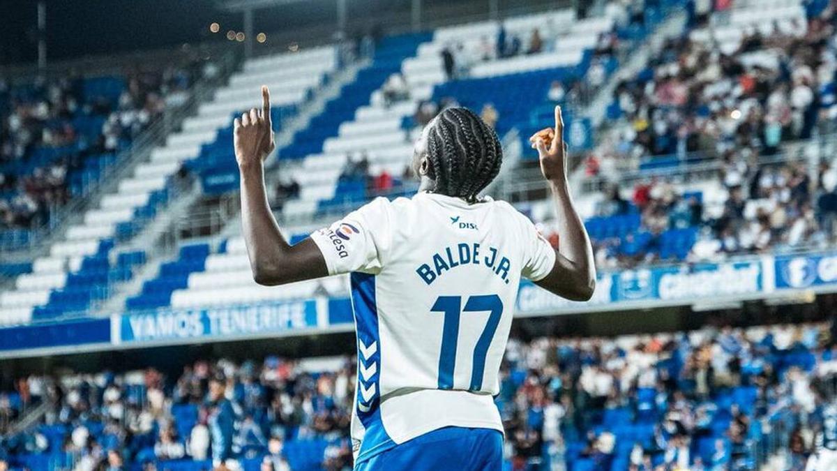 Balde celebra un gol en el Heliodoro