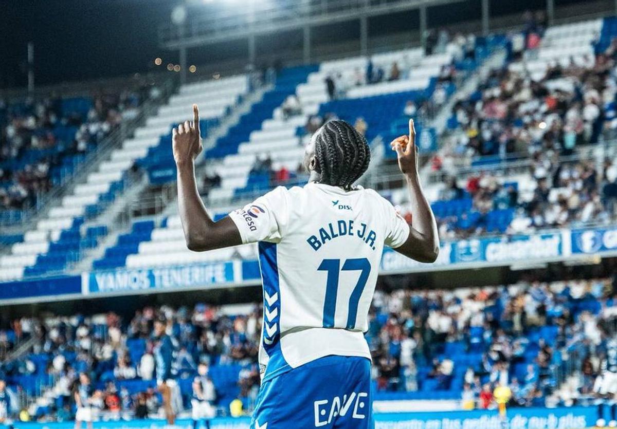 Balde celebra un gol en el Heliodoro cuando aún tenía cierto protagonismo en el Tenerife. Abajo, Cris Montes, durante el entrenamiento de ayer en Geneto. | CDT
