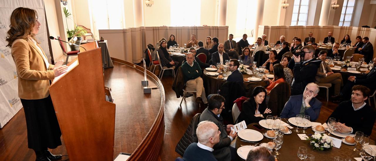 Xiana Méndez durante su intervención, este lunes, en el almuerzo-coloquio convocado por el Foro Empresa Pontevedra.