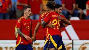 Los jugadores de la selección española celebran el gol de Ayoze Pérez contra Andorra