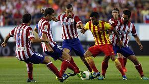 Alves intenta zafarse de cuatro jugadores del Atlético.