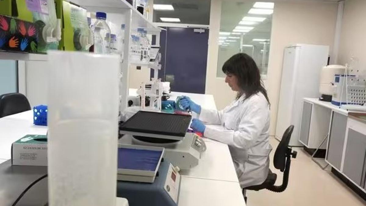 Una científica realiza trabajo de laboratorio.