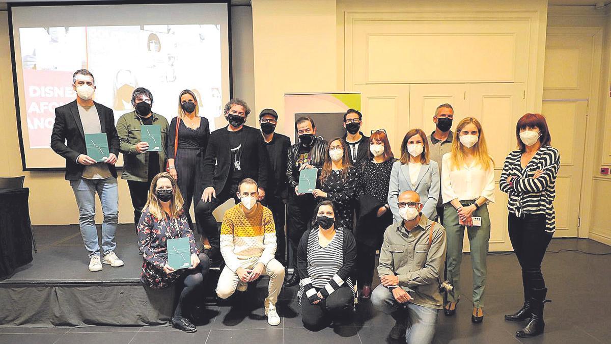 Foto de familia de los artífices del libro con los miembros de b vocal, ayer.