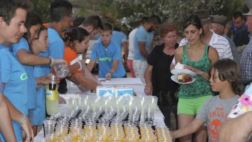 Los jóvenes de Villaflor preparan 1.000 vasos con diferentes bebidas para todos los asistentes.