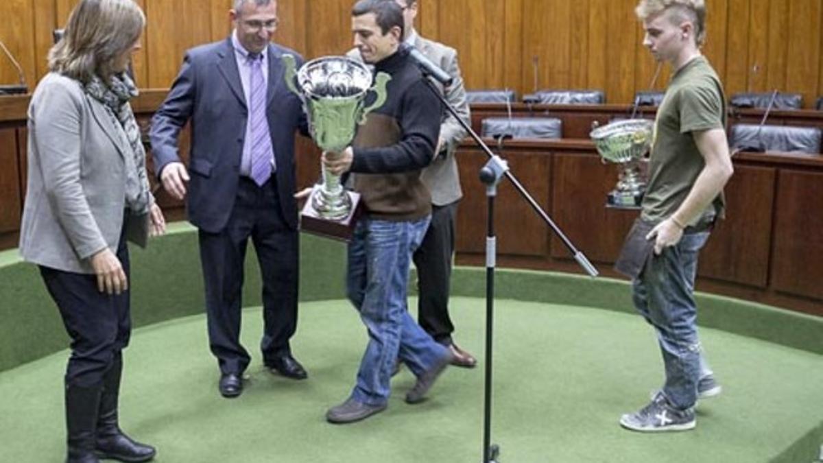 Los capitanes del equipo sénior y cadete del club Pioners hacen entrega de los trofeos.