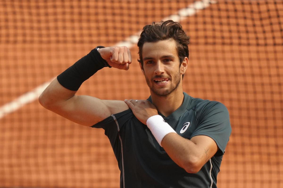 Lorenzo Musetti celebra la victoria contra Tiafoe en cuartos de Roland Garros