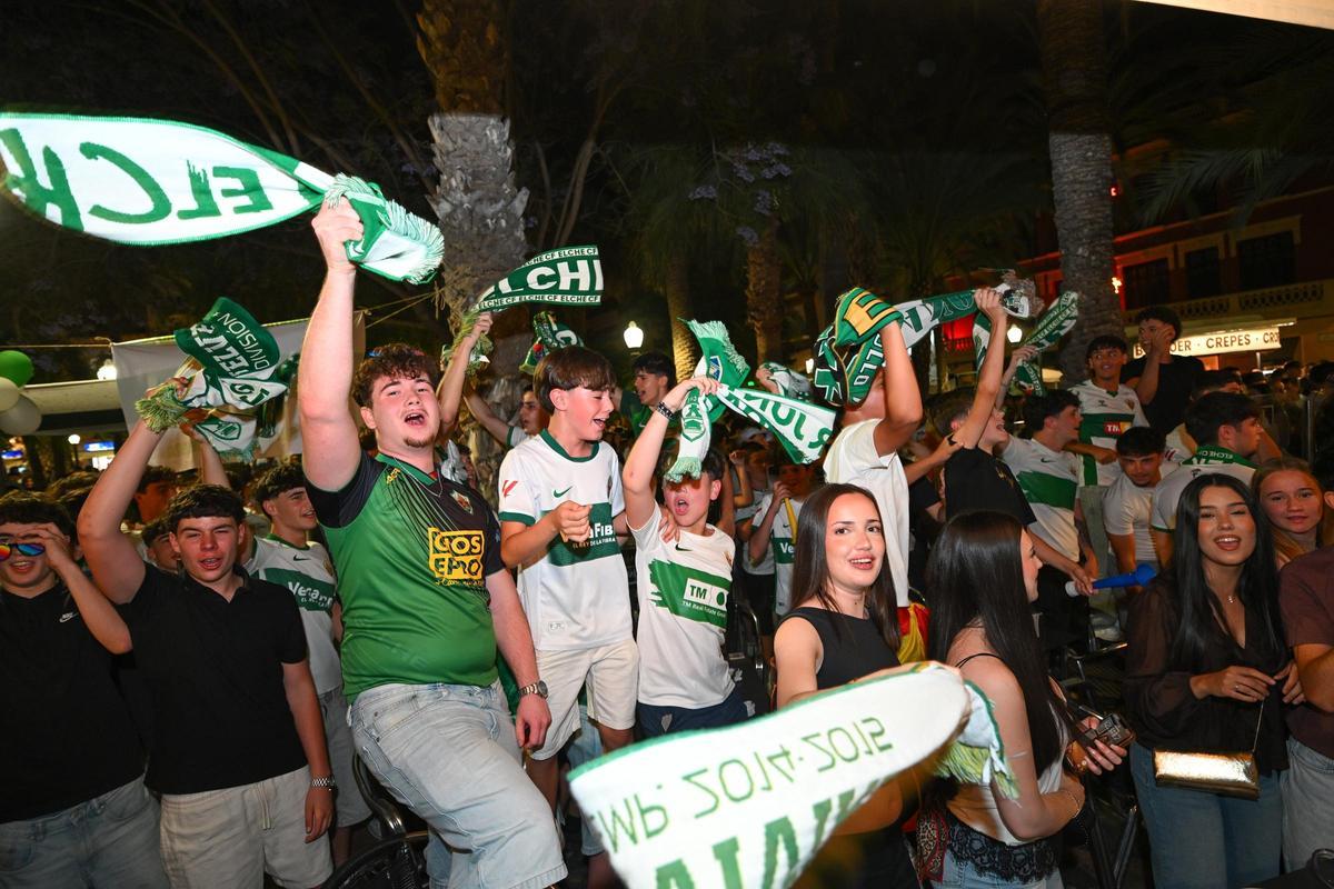 La ciudad de Elche celebró en sus calles la alegría de la permanencia.