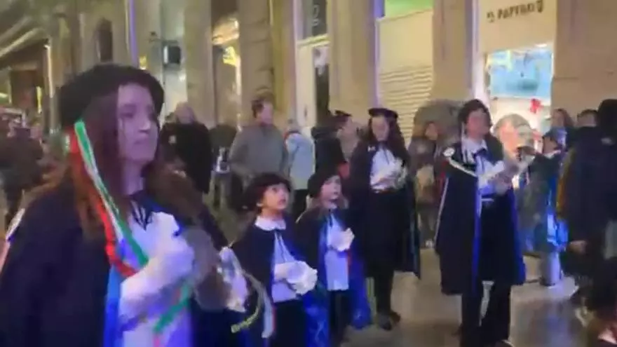 Las rondallas calientan motores por las calles de Vigo