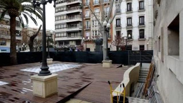 Retiran el cerramiento ilegal de la fachada  del Teatro Principal