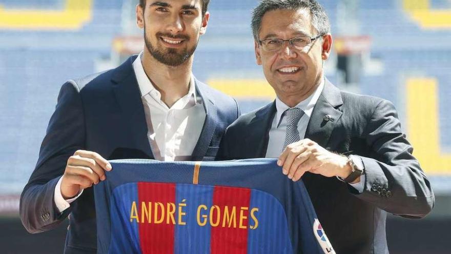 André Gomes posa con el presidente Josep María Bartoméu, ayer durante su presentación. // Efe